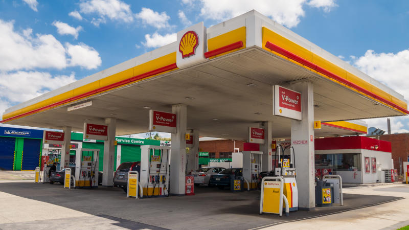 Los gigantes extranjeros y las firmas nacionales abren la carrera de las gasolina.